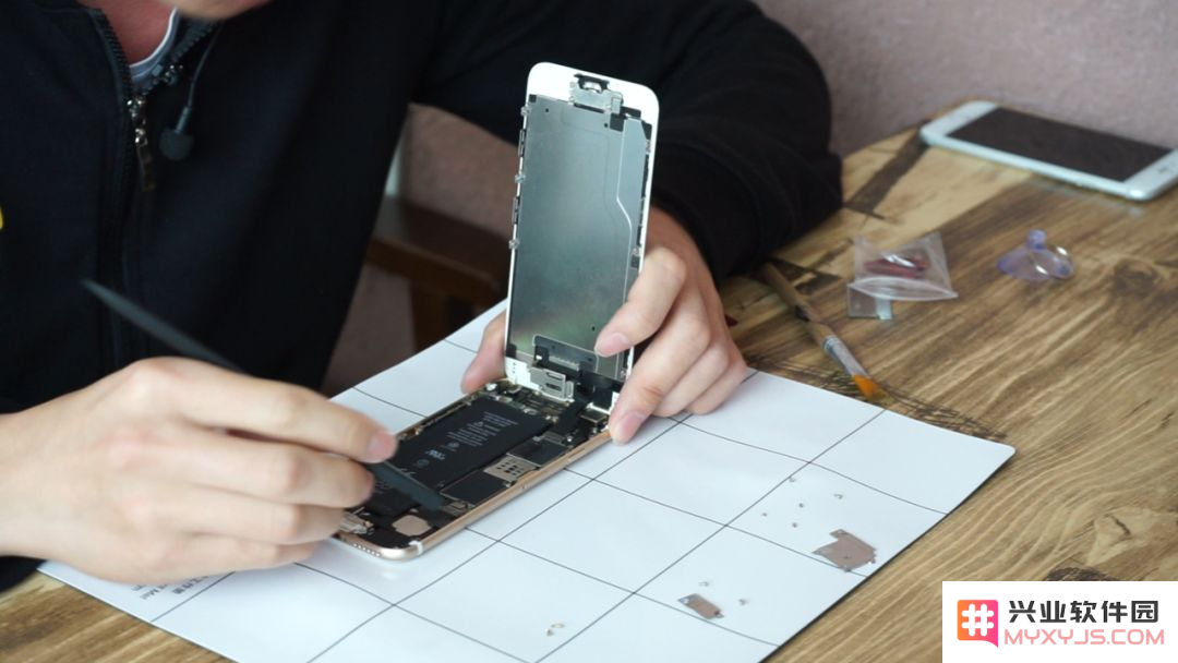 请务必留意，崭新的扩容版 iPhone SE 已经隆重上市，值得关注！