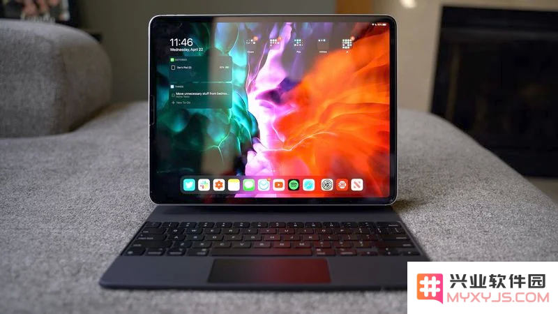 如何在已连接外接键盘的 iPad 上激活虚拟键盘？