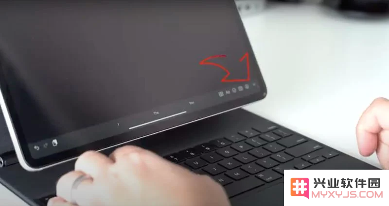 如何在已连接外接键盘的 iPad 上激活虚拟键盘？