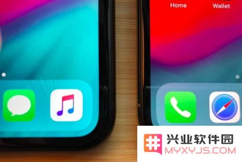 在未启用自动调节亮度的情况下，为什么我的iPhone屏幕会不自主变暗？