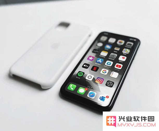iPhone 11 在游戏过程中出现自动调低亮度的原因是什么呢？
