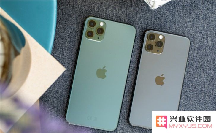 不同型号的iPhone在市场定位方面与三星哪些旗舰手机相似？