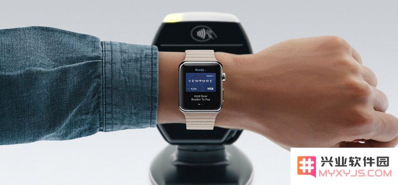 如何在 Apple Watch 上调整 Apple Pay 的默认付款卡片设置以满足自己的需求？