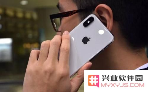 如果你的 iPhone 在接电话时声音太小，应该如何调整才能改善通话音量呢？