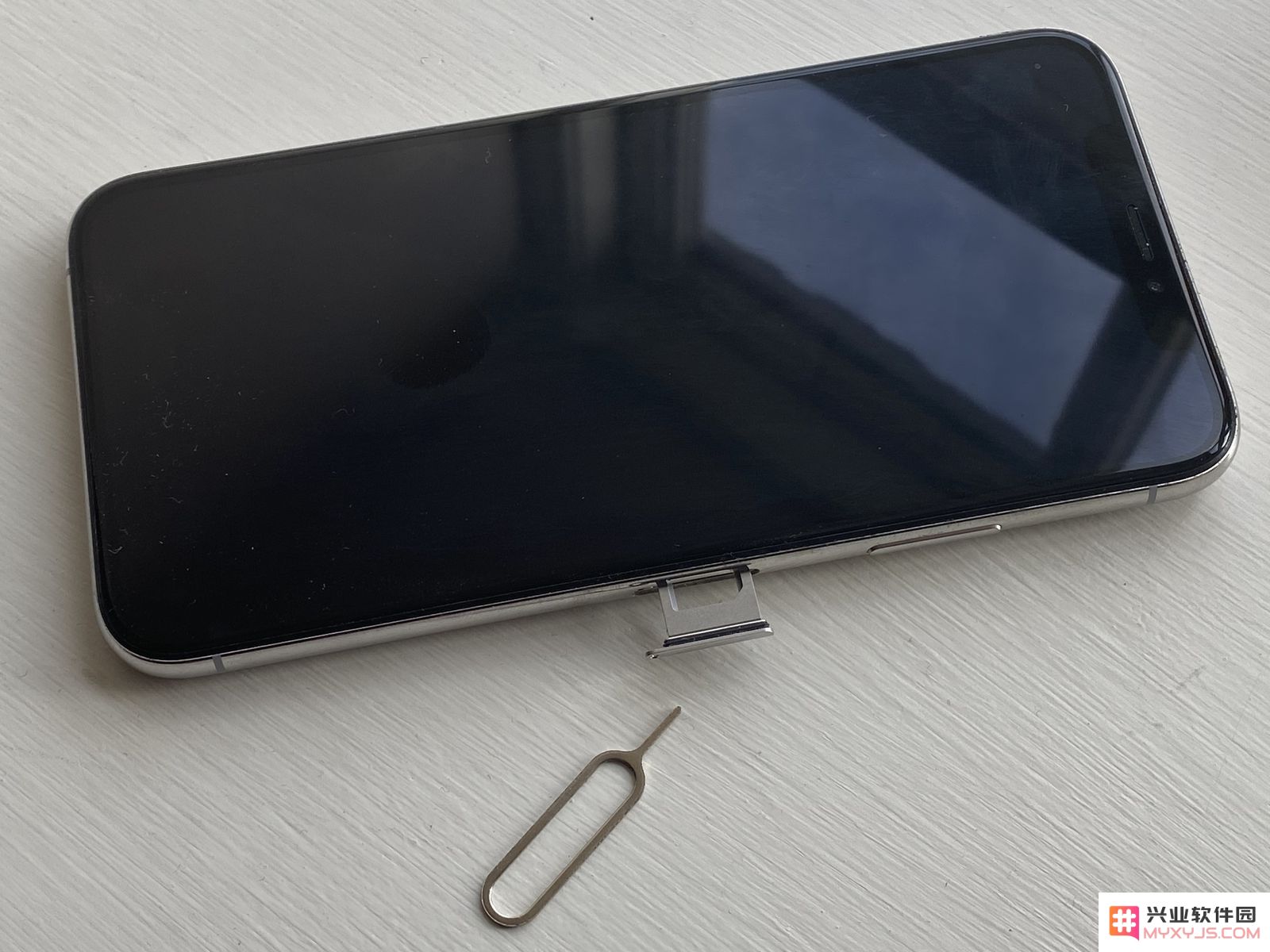 更换 iPhone 或 iPad 中的 SIM 卡时需要注意哪些步骤和细节？请仔细阅读和遵循相关提示