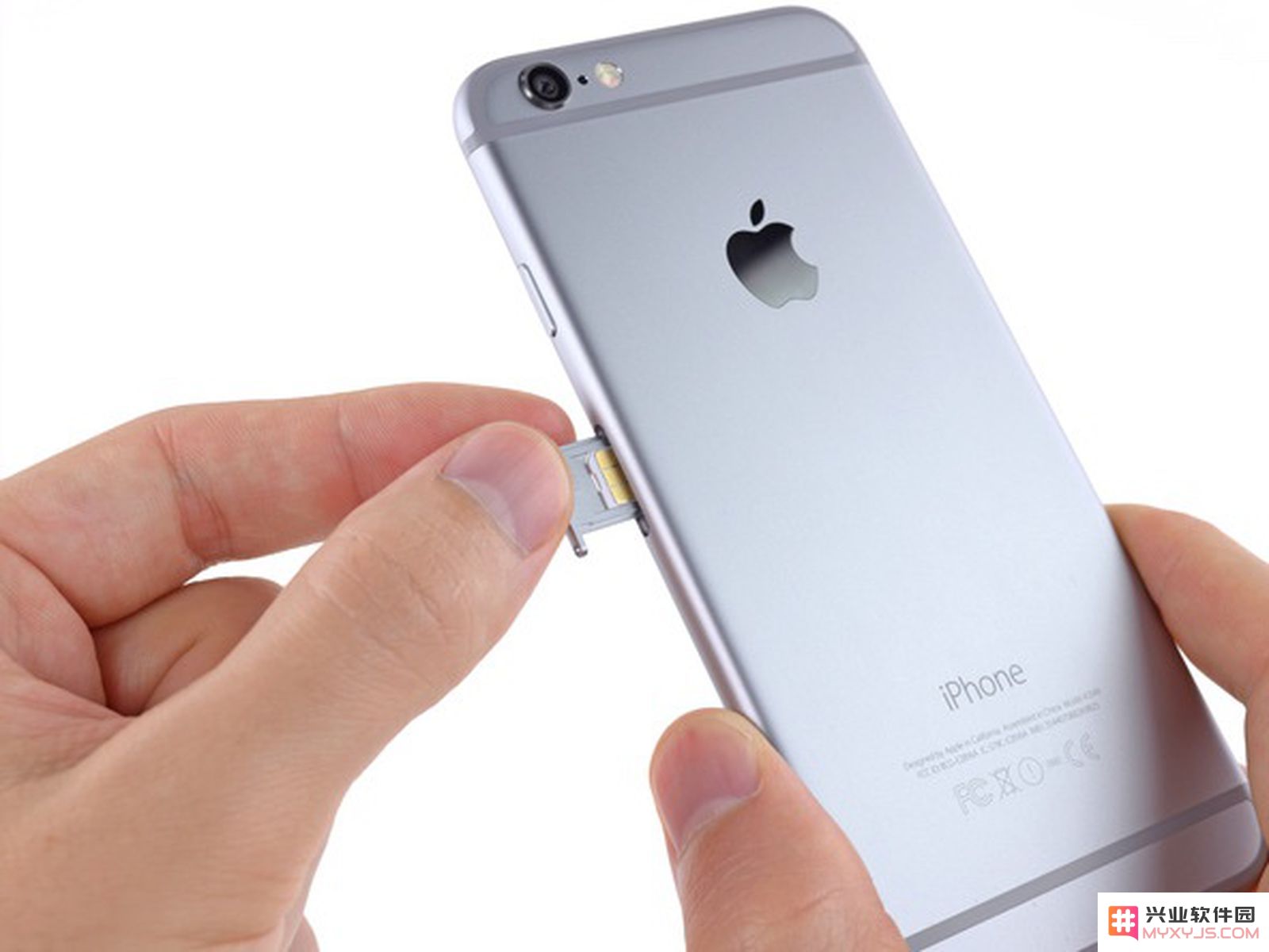 如何为 iPhone 或 iPad 更换 SIM 卡？插拔时有哪些注意事项？
