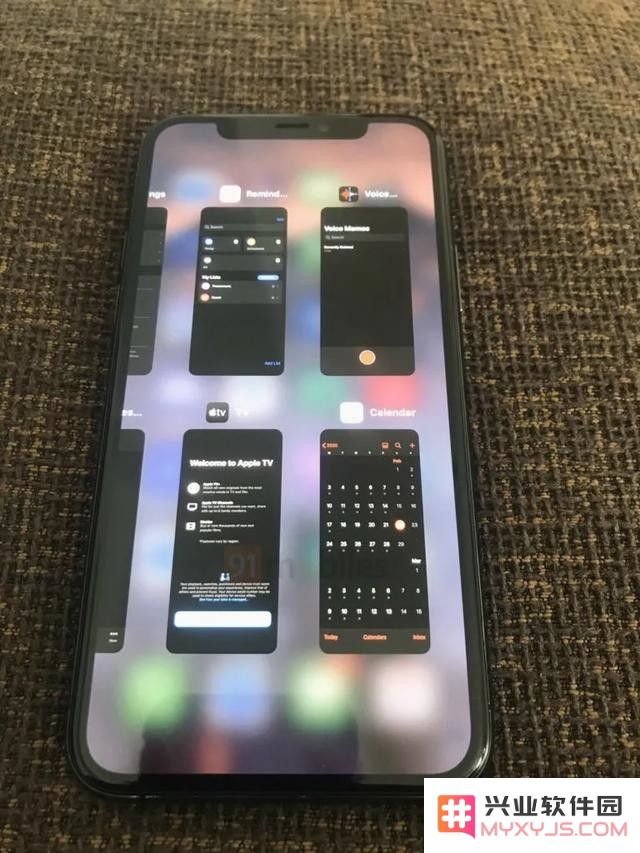 iOS 14 后台切换界面的变化或许是由于越狱插件的影响所导致的