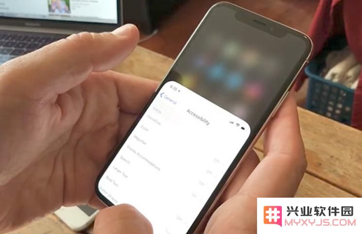 在 iPhone 11 Pro Max 上如何开启单手模式以便更方便操作手机?