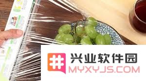 用保鲜膜包裹的食物在微波炉中加热是否安全，如何正确使用保鲜膜进行加热？