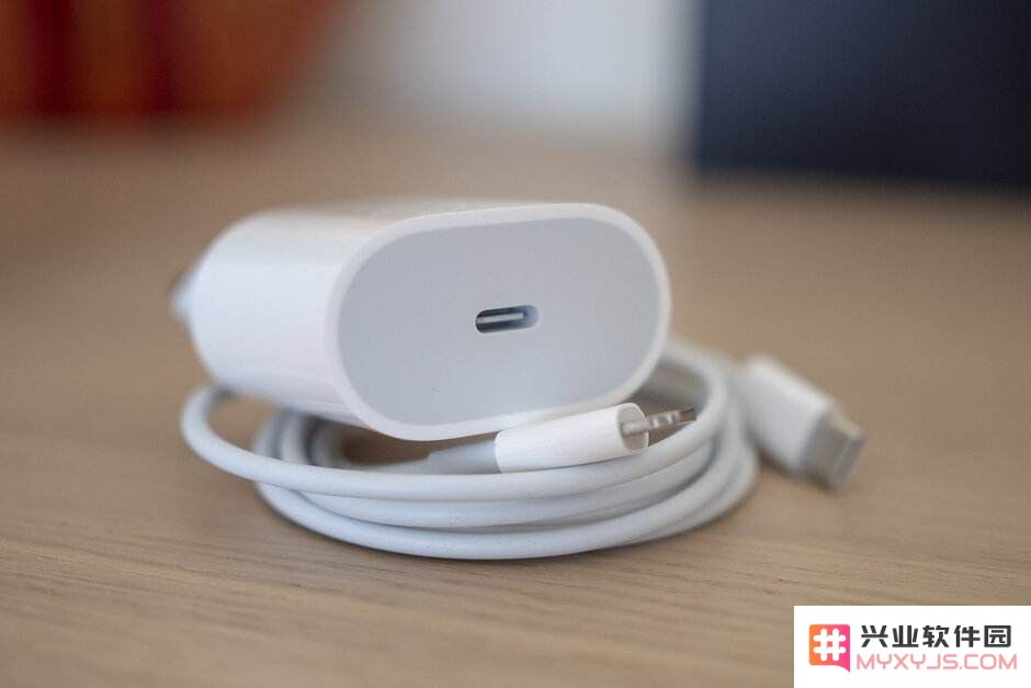 65W 氮化镓充电器是什么，iPhone 可以使用吗？