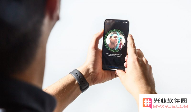 在佩戴口罩的情况下，是否仍然可以使用 Face ID 功能解锁 iPhone？