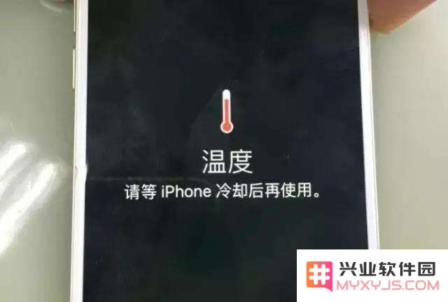 为何长时间在 iPhone 上玩游戏时屏幕会逐渐变暗？