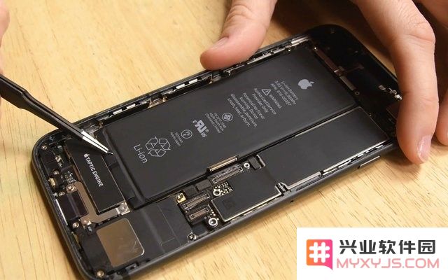 iPhone手机的电池更换是否必须使用官方原装电池，或者存在其他选择？