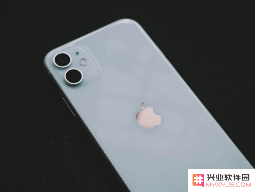如何参与苹果公司举办的 iPhone 11 夜间摄影挑战赛并赢取丰厚奖励？