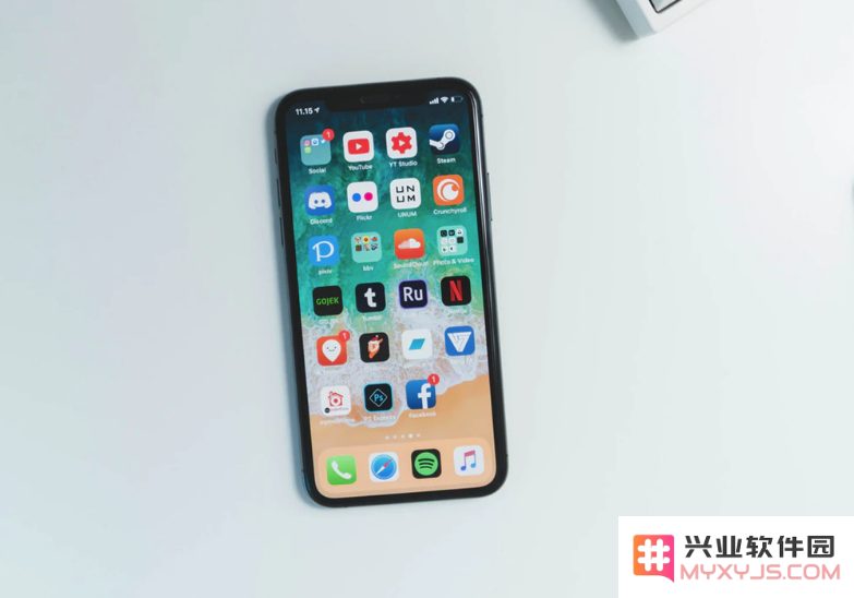 为何 iPhone 在电量不足时会给予用户低电量提示以便及时充电？