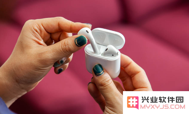 如果我的AirPods单只耳机没有声音，该如何解决这个常见问题？