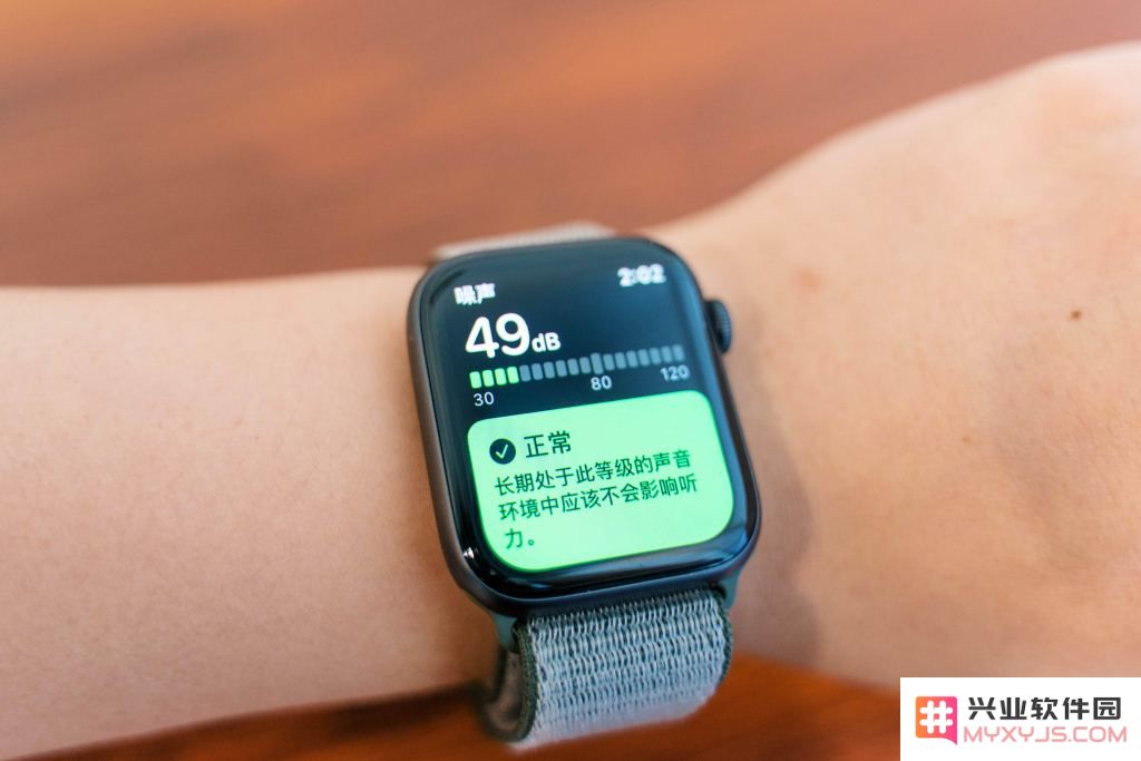 如何使用 Apple Watch 检测周围噪音音量？