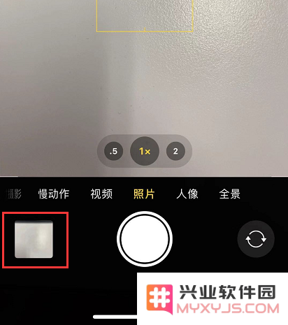 怎样确认在使用 iPhone 11 拍照时深度融合功能是否已经被激活？