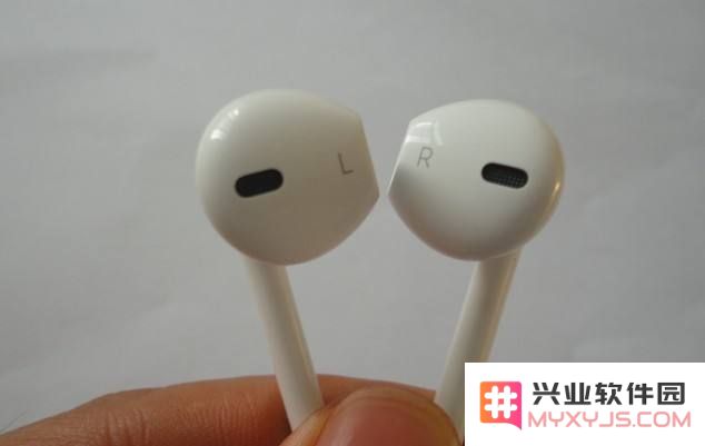 如何解决耳机连接 iPhone 后出现左右音量不均衡的问题？
