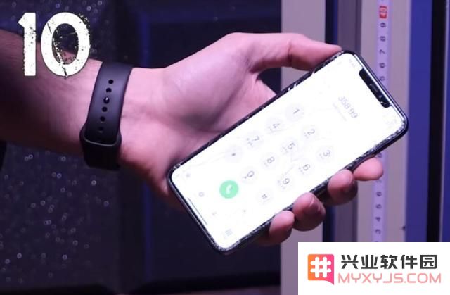 iPhone 11 Pro 屏幕和玻璃后盖防不防摔？