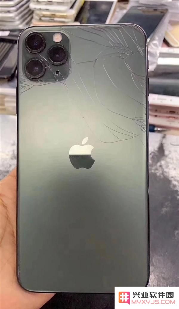 iPhone 11/11 Pro 后盖玻璃容易碎吗，维修费用是多少？