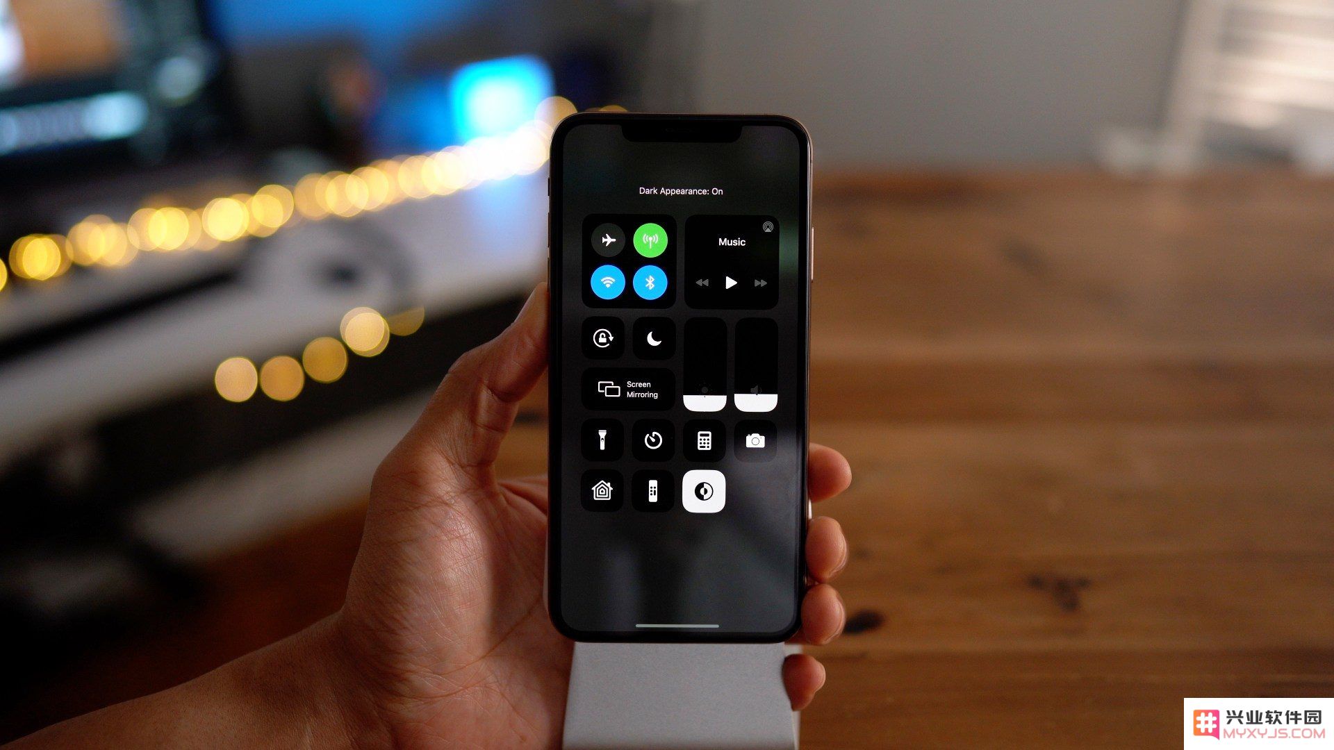 iOS 13 教程：如何在 iPhone 和 iPad 的控制中心添加「深色模式」开关