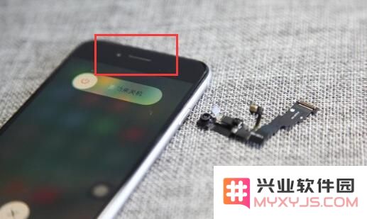 iPhone XR打电话黑屏不亮无法唤醒挂断是什么问题？