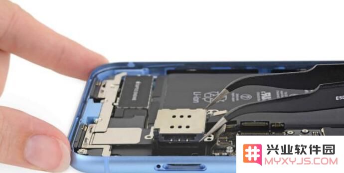 苹果 iPhone XR 为什么比 iPhone XS 等机型更厚？