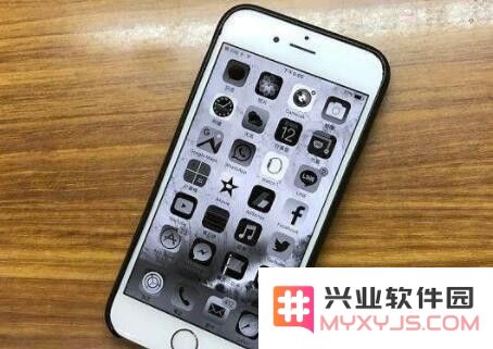 当你的iPhone手机屏幕显示黑白色调时该如何处理和恢复正常彩色显示的步骤