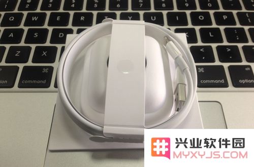 iPhone 包装盒底有备用第二根数据线吗？AirPods 会附带数据线吗？ 