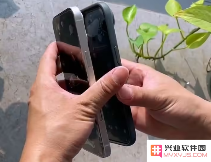 iPhone 17 Air 戴手机壳效果：美感不减，还超薄！