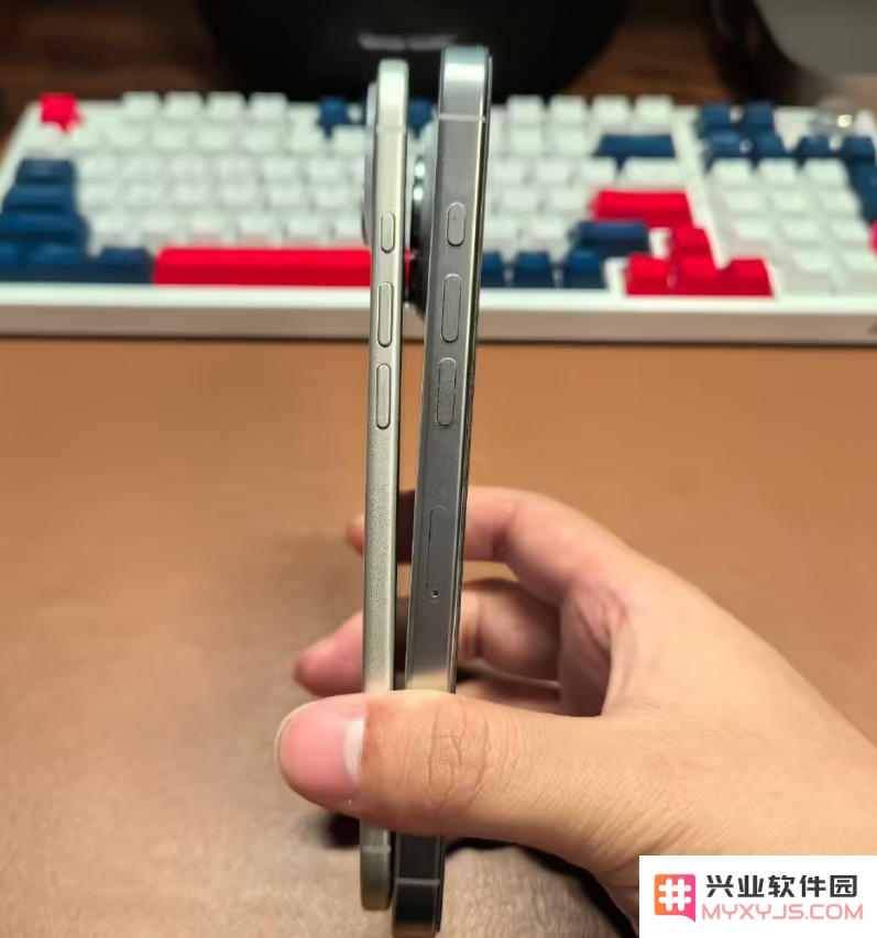 iPhone 17 Air 戴手机壳效果：美感不减，还超薄！